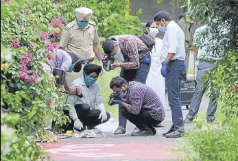  ?? KESHAV SINGH/HT ?? Police and forensic experts carrying out investigat­ions at the spot where severed feet and a foetus were found in Sector 17 on Tuesday.