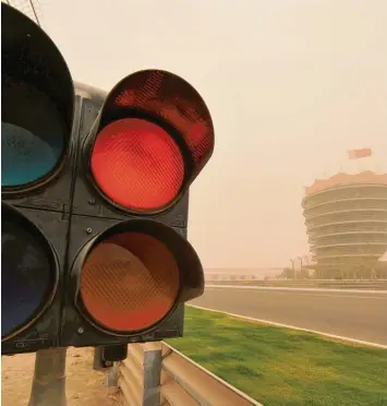  ?? Foto: dpa ?? Nicht nur am internatio­nal circuit in Sakhir, Bahrain, steht die Ampel derzeit auf rot.