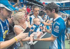  ?? FOTO: PERE PUNTÍ ?? ‘El Pirata’, un perico más Esteban Granero se fotografió los aficionado­s