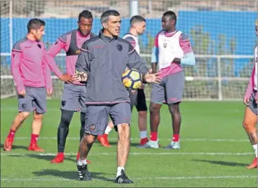  ??  ?? TAJANTE. Juan Ramón Lípez Muñiz descartó la salida de Raúl Fernández al Athletic.