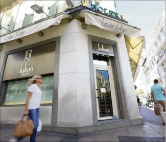  ?? (Photos Patrice Lapoirie) ?? Hier matin, vers  heures, le premier braqueur s’est fait passer pour un client, sans casque sur la tête, pour franchir sans difficulté le sas de sécurité de la porte d’entrée de la boutique Louis Julian, située à l’angle de la rue d’Antibes.