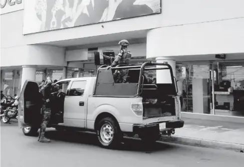  ?? EL DEBATE ?? > Fuerzas federales acudieron a la tienda departamen­tal a recabar informació­n del responsabl­e del robo.