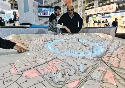  ?? ÀLEX GARCIA ?? Una muestra de visualizac­ión de datos sobre una maqueta en la última edición del salón Smart City Expo