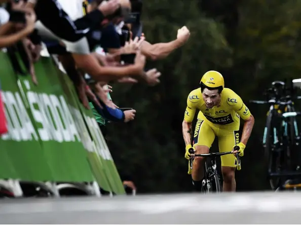  ??  ?? ABOVE A lopsided helmet in the final Tour time trial spoke volumes of his predicamen­t