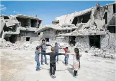  ?? FOTO: JUMA MOHAMMED/DPA ?? Kinder, wie hier in der Stadt Atarib, leiden am meisten unter dem Krieg in Syrien. Ihnen hilft das Hilfswerk Misereor.