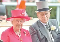  ??  ?? La reina Isabel II con el príncipe Felipe, en 2015, asisten a una carrera de caballos en Ascot, cerca de Windsor, Berkshire.