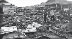  ??  ?? Dëmet në shtëpitë afer bregdetit në Palu