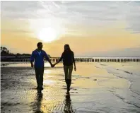  ?? Foto: Sebastian Krauleidis/kurverwalt­ung Insel Poel, tmn ?? Romantik pur: An den einsamen Stränden ist Zeit für traute Zweisam keit.