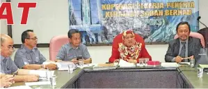  ??  ?? PENGERUSI Kopeks Datuk Hajah Maznah Haji Abdul Ghani (tengah) memberi taklimat berkaitan perkembang­an terbaharu Kopeks kepada Mat Deris (tiga dari kanan), Omar (dua dari kiri), dan Timbalan Pengarah SKM Sabah Kastian Haji Dula (kiri sekali). Turut...