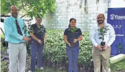  ?? ?? Por la sostenibil­idad. Representa­ntes de las institucio­nes participan­tes durante la entrega del donativo de 1,700 árboles de café.