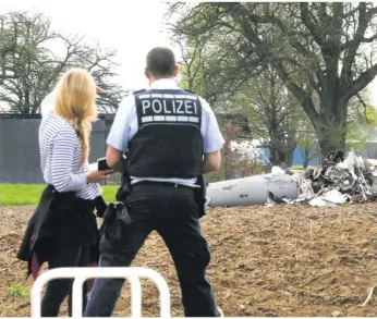  ?? Foto: Ufuk Arslan ?? Beim Landeanflu­g auf den Adolf-würth-airport bei Schwäbisch Hall sind ein Sportflugz­eug und ein Ultraleich­tflugzeug zusammen gestoßen. Die Polizei ermittelt noch.