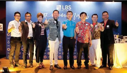  ??  ?? LBS Bina Group Bhd (LBS) group managing director Tan Sri Lim Hock San (fourth from right) with the executive directors of LBS and ML Global Bhd at the LBS annual media appreciati­on night in Petaling Jaya recently.