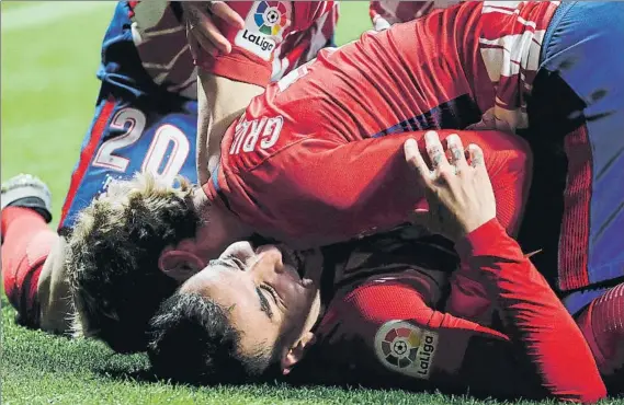  ?? FOTO: J.A.S. ?? Los jugadores del Atlético de Madrid celebran el golazo marcado por Ángel Correa que le da tres puntos importantí­simos al equipo de Simeone