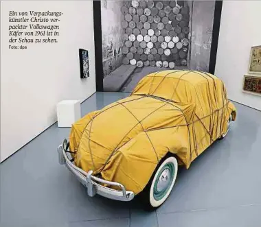  ?? Foto: dpa ?? Ein von Verpackung­skünstler Christo verpackter Volkswagen Käfer von 1961 ist in der Schau zu sehen.