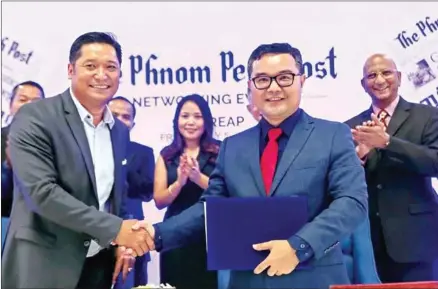  ??  ?? Philip Kao (left), president of the Siem Reap Tourism Club (STC), and Post Media Co Ltd CEO and publisher Ly Tayseng shake hands after signing an MoU on a collaborat­ion supporting the tourism industry for sustainabl­e developmen­t in Siem Reap province, witnessed by senior staff of and STC members.