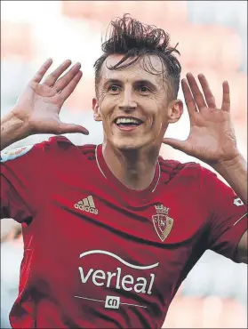  ??  ?? Budimir, que venía de marcar en Bilbao ante el Athletic el 2-2 final, firmó dos goles de bonita factura contra Osasuna
FOTO: EFE
