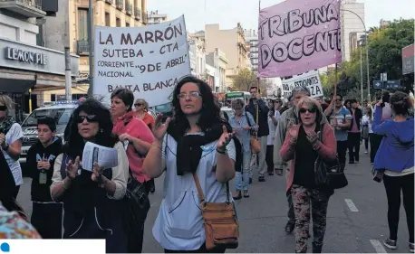  ?? ARCHIVO LA NUEVA. ?? Maestros en la calle, una imagen habitual este año. Los reclamos se multiplica­n.