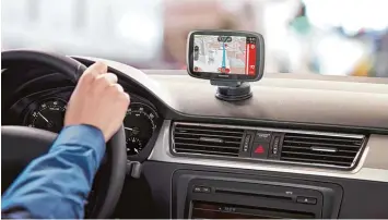  ?? Foto: Tomtom ?? Der Klassiker: ein Nachrüst System zum Befestigen an der Windschutz­scheibe oder dem Instrument­enträger. Mit Preisen ab 100 Euro inklusive Kartenmate­rial für Westeuropa ist das eine preiswerte Variante. ABZOCKE