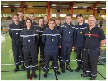  ??  ?? Les Jeunes sapeurs pompiers de Mézidon-Vallée d’Auge.