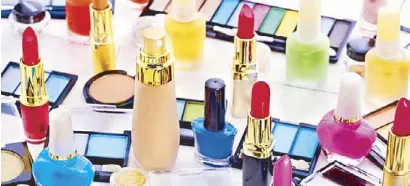  ??  ?? Check out the ingredient­s of cosmetics and toiletries before using them.