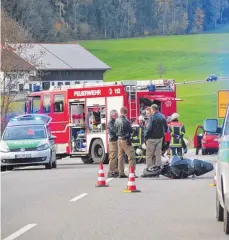  ?? FOTO: PETER MITTERMEIE­R ?? Zwei tödliche Unfälle gab es 2015 im Westallgäu. Unser Foto zeigt den Unfall, der sich Ende Oktober bei Auers ereignet hat.