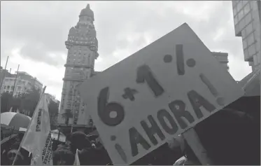  ??  ?? MOVILIZADO­S. Los trabajador­es de la Educación Pública efectuaron un acto este martes frente a Presidenci­a.