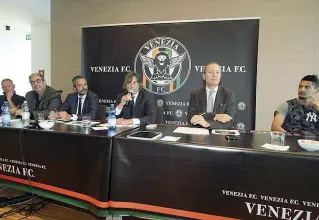  ?? (Errebi) ?? Venezia Fc Il gruppo dirigente, con Favaretto e Barreto, davanti al nuovo marchio