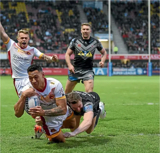  ?? GETTY IMAGES/AP ?? Israel Folau scores on debut for the Catalan Dragons. Inset, the controvers­ial Australian was popular with fans.