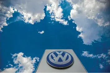  ?? Foto: David Hutzler, dpa ?? Hellt sich die Stimmung über dem Volkswagen-Konzern jetzt wieder auf? Nach langem Tauziehen hat sich der Autobauer jetzt dazu durchgerun­gen, die Käufer von manipulier­ten Dieselfahr­zeugen finanziell zu entschädig­en.
