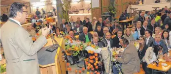  ?? FOTO: KHB ?? Landwirtsc­haftsminis­ter Peter Hauk spricht beim politische­n Abend im Rahmen der Sichelhenk­e.