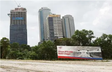  ?? — GLENN GUAN/The Star ?? In the works: The constructi­on site for the Johor Baru-Singapore Rapid Transit System (RTS) Link Project’s Bukit Chagar station, with a view of an under constructi­on tower block under Coronation Square, which will be linked to the RTS station.