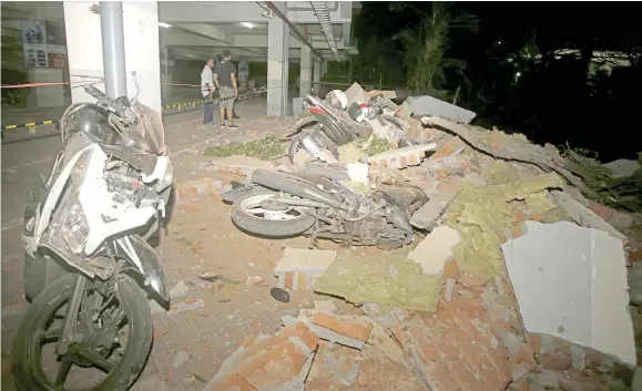  ?? Photo: AP ?? Debris on top of a motorcycle­s after an earthquake in Bali, Indonesia on August 5, 2018.