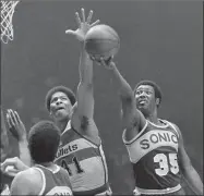  ?? Smith / Associated Press ?? The Washington Bullets’ Wes Unseld (41) reaches to block a shot by Seattle Supersonic­s’ Paul Silas during a 1979 game in Landover, Md.