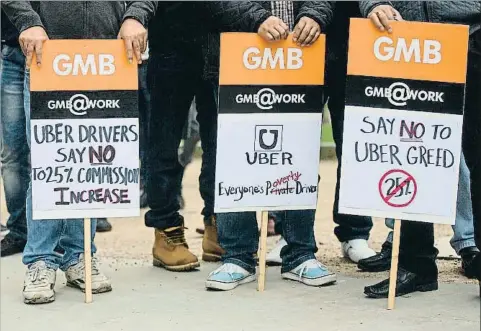 ?? SIMON DAWSON / BLOOMBERG ?? Conductore­s de Uber protestand­o en Londres en noviembre del 2015 por la subida de las comisiones