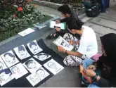  ?? NURUL KOMARIYAH/JAWA POS ?? SORE PRODUKTIF: Beberapa anggota Paguyuban Seni Murni Surabaya (PSMS) ngabuburit dengan menggambar karikatur.