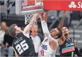  ?? DANIEL DUNN/USA TODAY SPORTS ?? Spurs center Jakob Poeltl (25) blocks a shot by Clippers center Ivica Zubac (40) in the second half Thursday at the AT&T Center.