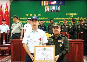  ?? BUREAU TECHNIC PKMH ?? One of the Chinese naval doctors (left) honoured at the military hospital on January 27.