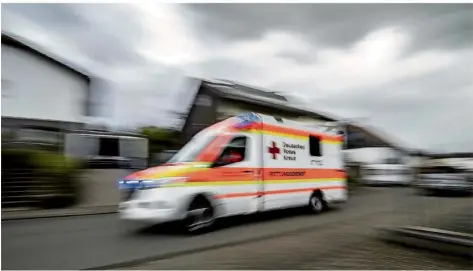  ?? SYMBOLFOTO: BORIS ROESSLER/DPA ?? Was ist wichtiger für Menschen etwa in Völklingen und Forbach, in Großrossel­n und Petite Rosselle – dass sie auf der eigenen Seite der Grenze medizinisc­h versorgt werden oder dass sie gut medizinisc­h versorgt werden? Dr. Cem Özbek wirbt für einen „Gesundheit­skorridor“in Grenzregio­nen.