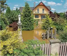  ?? Foto: Tomáš Lánský, MAFRA ?? Zákupy V Zákupech u České Lípy říčka Svitávka zatopila 30 domů, včetně této upravené zahrady. Přitom tam skoro nepršelo.