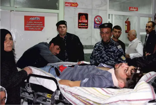  ?? PHOTO AFP ?? Un homme blessé lors du tremblemen­t de terre qui a frappé la ville irakienne de Souleimani­yeh est transporté à l’hôpital.