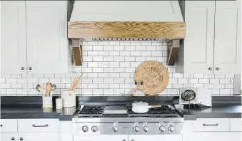  ?? TRAVIS J PHOTOGRAPH­Y/THE WASHINGTON POST ?? Standard subway tile with a darker grout contribute­s to a more contempora­ry esthetic. Subway tile pairs easily with so many different styles, designer Shea McGee says.