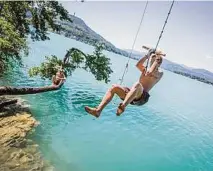  ?? FRANZ GERDL/ WEICHSELBR­AUN (2) ?? Heißa, wie glitzert das Wasser im Sonnenlich­t! In diesen „vielleicht schönsten See der Welt“will jeder einmal eintauchen