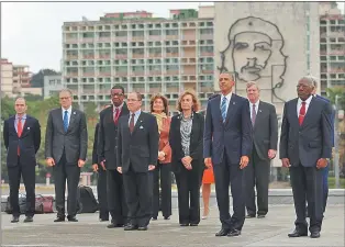  ??  ?? MARCHA ATRAS. El nuevo enfoque de Trump estrangula financiera­mente a La Habana. Sin embargo, mantiene su embajada y no afecta a las remesa