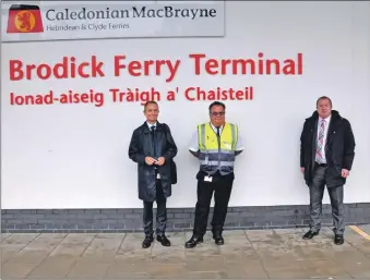  ?? 01_B39ministe­r05 ?? The transport minister outside Brodick ferry terminal with Mr Drummond and port manager Colin McCort.