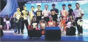  ??  ?? UNTUK ALBUM: Lee (berdiri lima kiri) dan pihak penganjur merakam kenangan bersama sepuluh pemenang utama pertanding­an wushu di Miri, malam kelmarin.