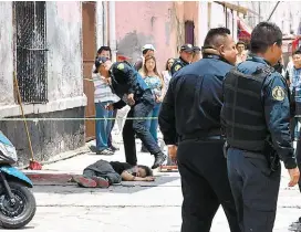  ?? ARMANDO MONROY/CUARTOSCUR­O ?? Un sujeto fue ultimado a tiros en la colonia Morelos.