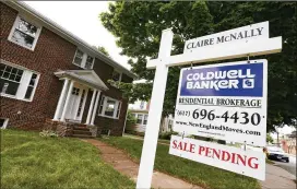  ?? MICHAEL DWYER / ASSOCIATED PRESS 2014 ?? The National Associatio­n of Realtors on Wednesday released its August report on pending home sales, which are seen as a barometer of future purchases. Homebuyers are caught in a period of rising home values, a limited selection of properties on the...