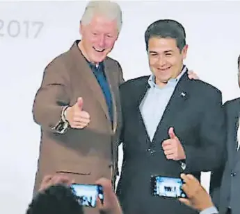  ??  ?? FIGURAS. Casa de Gobierno compartió una fotografía tomada en 2017 donde el presidente Juan O. Hernández posa sonriente con el exmandatar­io estadounid­ense Bill Clinton.