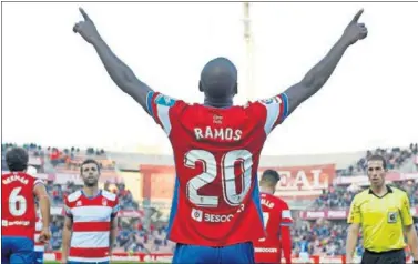  ??  ?? CELEBRACIÓ­N. El delantero Adrián Ramos, del Granada, celebra un gol en Los Cármenes.