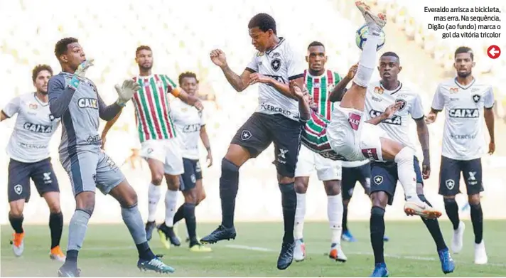  ?? FOTO: LUCAS MERÇON / FLUMINENSE F.C. ?? Everaldo arrisca a bicicleta, mas erra. Na sequência, Digão (ao fundo) marca o gol da vitória tricolor